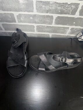 Vionic Black Women’s Leather Crisscross Sandals